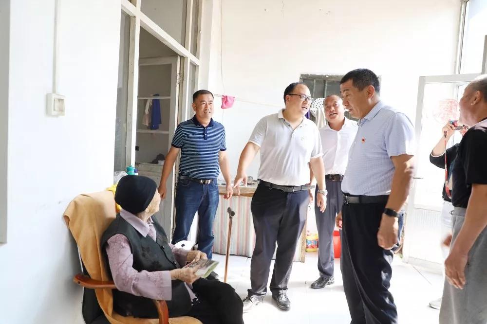 長田實(shí)業(yè)黨支部書記張勇為老黨員佩戴黨徽 為老人送去祝福