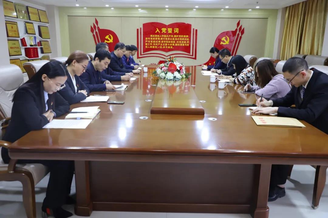 12月2日，長田實業(yè)黨支部在黨員會議室召開黨員大會，討論李少峰等3名預備黨員轉正事宜。濟北開發(fā)區(qū)黨建辦李陽同志、趙亞中同志到會指導。長田實業(yè)黨員、預備黨員參加會議，黨支部書記張勇主持會議。  