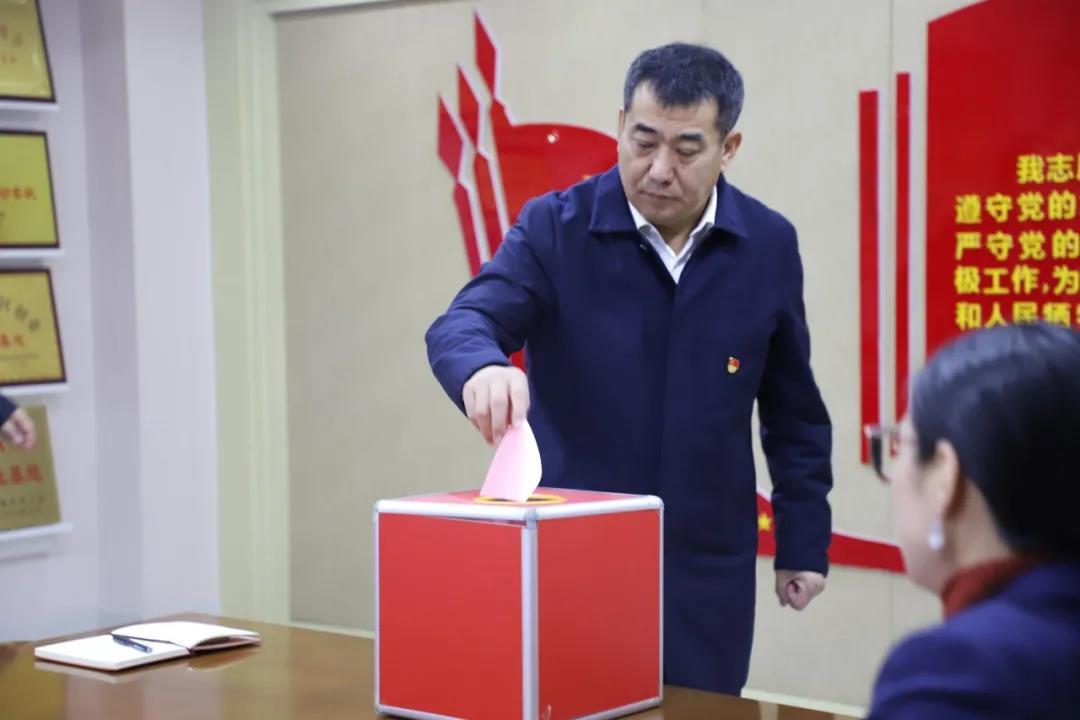 12月2日，長田實業(yè)黨支部在黨員會議室召開黨員大會，討論李少峰等3名預備黨員轉正事宜。濟北開發(fā)區(qū)黨建辦李陽同志、趙亞中同志到會指導。長田實業(yè)黨員、預備黨員參加會議，黨支部書記張勇主持會議。  